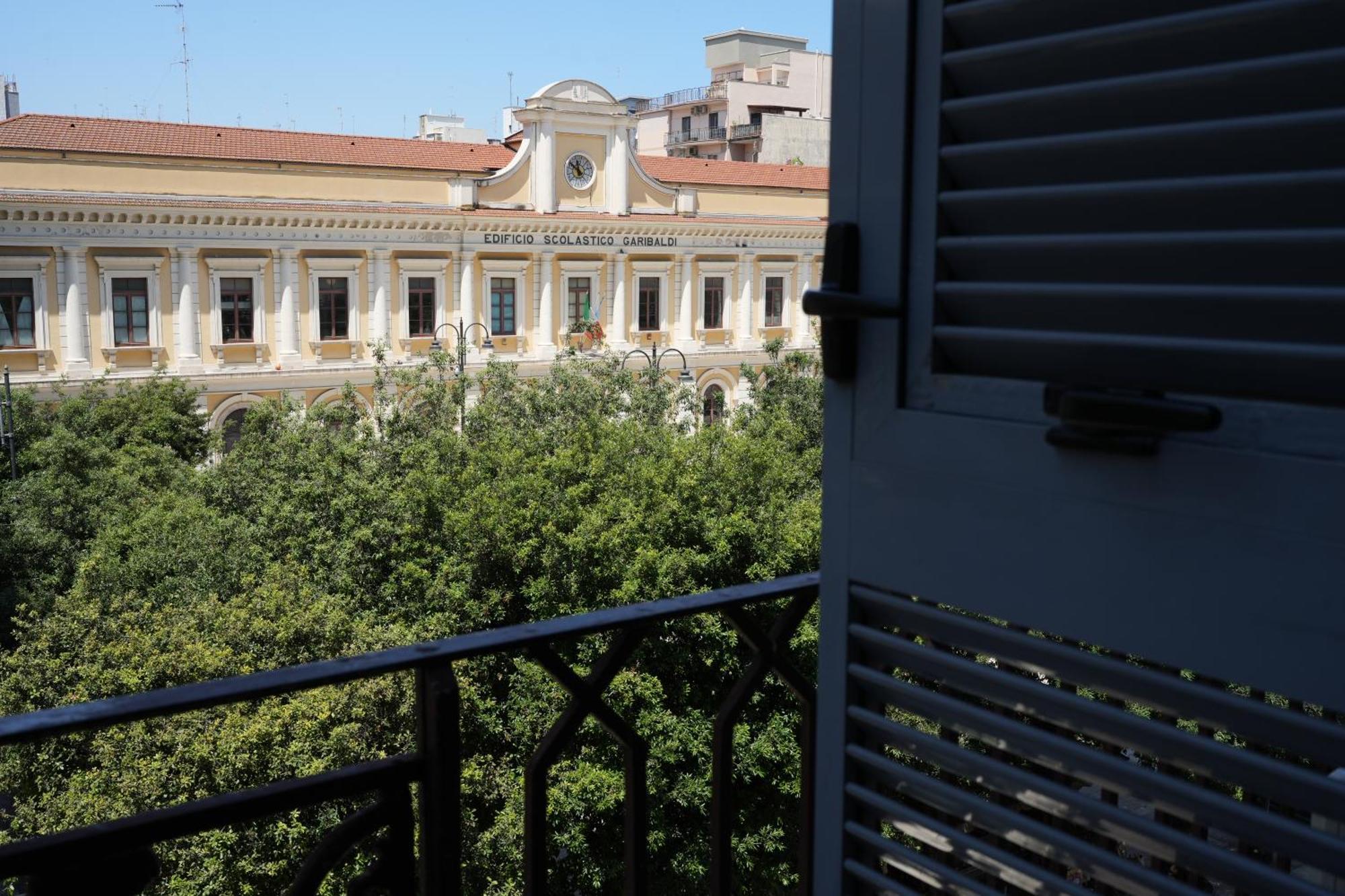 Palazzo Manzoni Apartments Bari Bagian luar foto